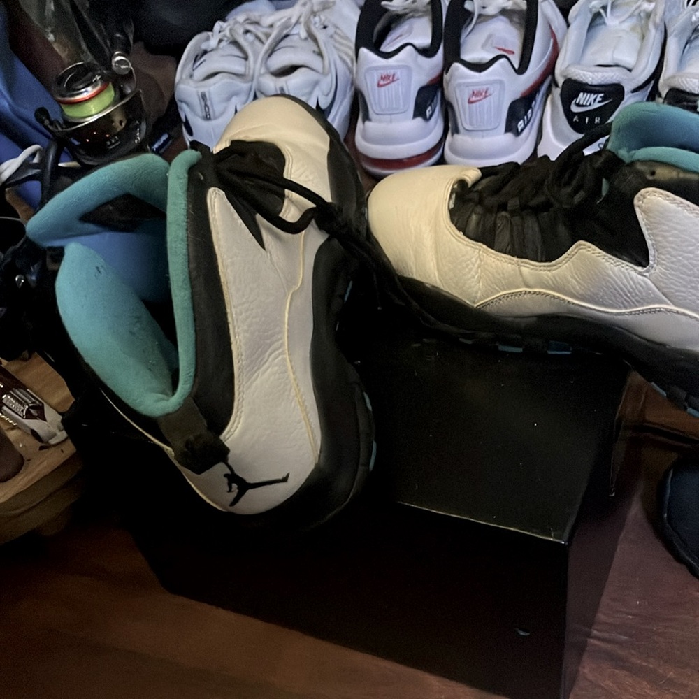 2 pairs of 9.5 Jordan’s one pair of nikes. Nikes=40 Jordan’s=60